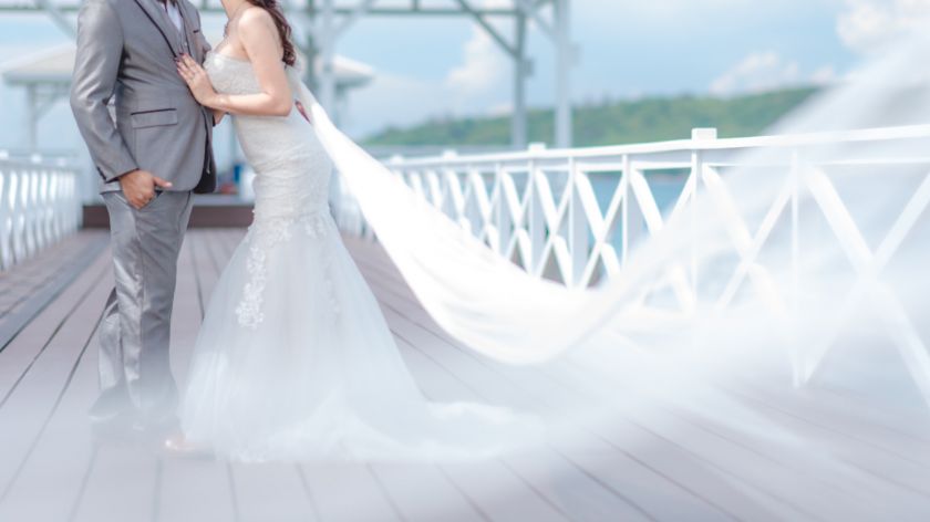 Brautkleid mit langem Schleier