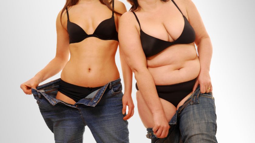 Zwei Frauen tragen Jeans