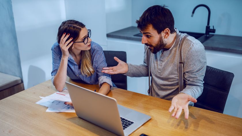 Paar verzweifelt am Tisch