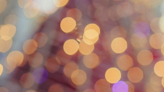 Paar vor einem Weihnachtsbaum