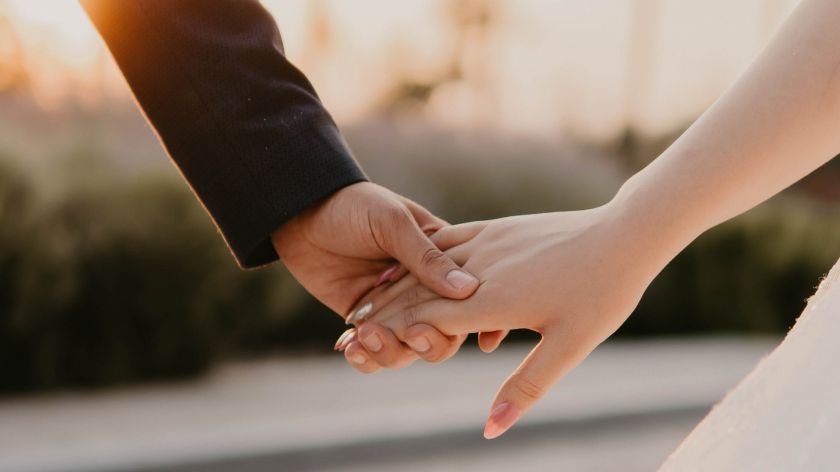 Brautpaar gibt sich die Hand