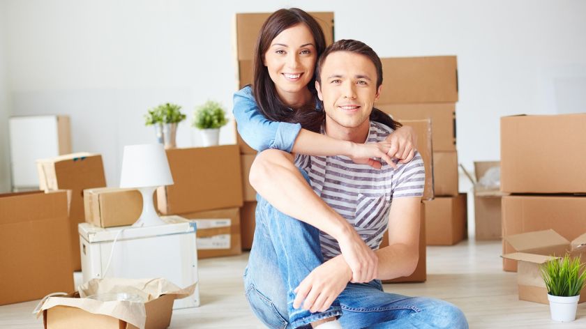 Paar vor Umzugskartons