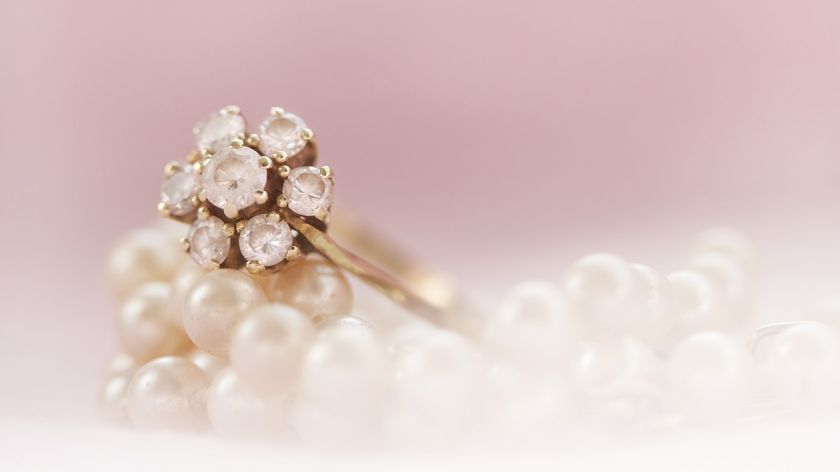 Ring und Perlenkette