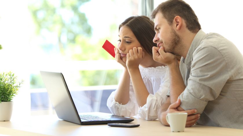 Paar frustriert vor PC