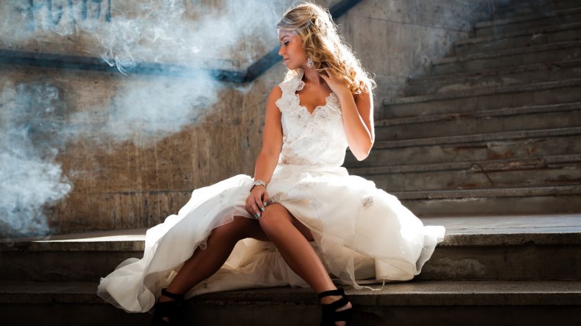 Braut auf Treppe mit nackten Beinen