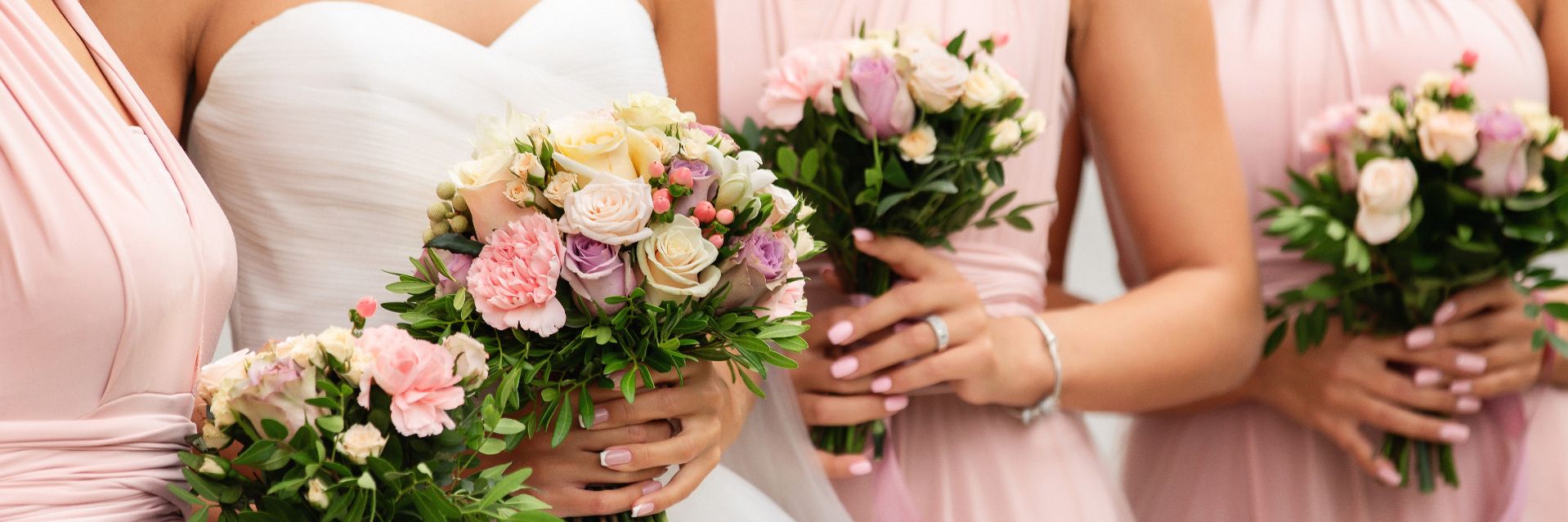 Braut mit Brautjungern haben Sträusse in den Händen