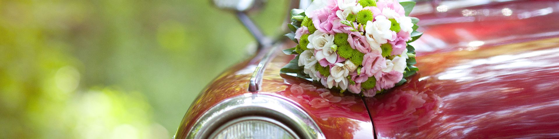 Oldtimer mit Blumenstrauss auf der Haube