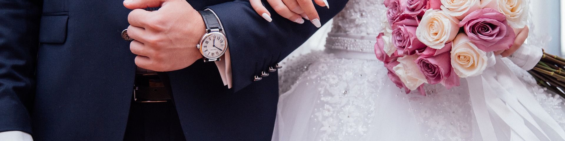 Brautpaar mit Blumenstrauss