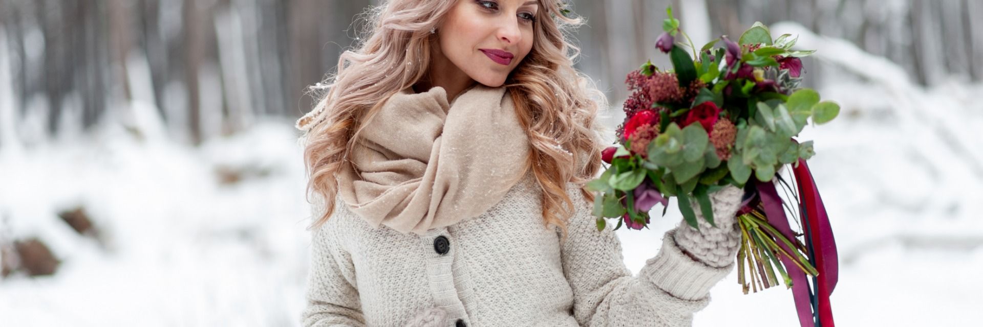 Braut mit Strauss im Schnee