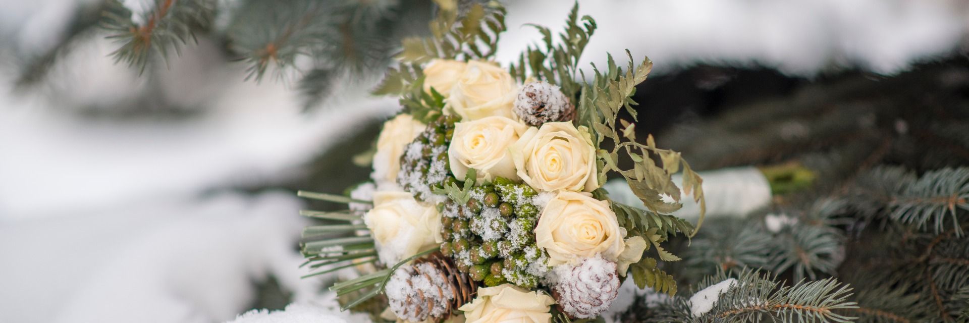 Winterlicher Brautstrauss im Schnee